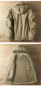 Detail der khakifarbenen Outdoorjacke mit braunem Netzfutter und Innentasche