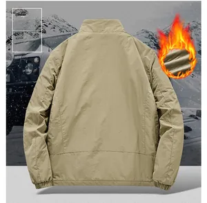 Rückansicht der khakifarbenen Herren-Windjacke mit Stehkragen und Thermofutter