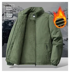 Detail der militärgrünen Winterjacke mit Fleecefutter und Stehkragen für den Außenbereich