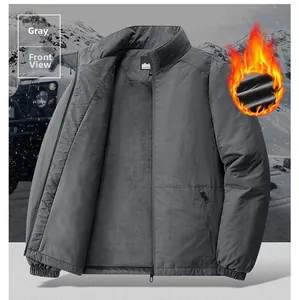Detailaufnahme der grauen Herrenjacke mit warmem Fleece-Futter und winddichter Textur