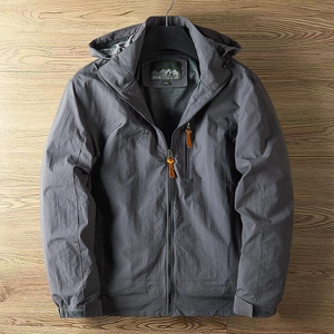 Dunkelgraue Outdoor-Herrenjacke mit Kapuze, winddichtem Stoff und wasserfestem Zipper