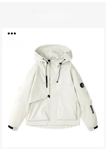 Dettaglio della giacca outdoor bianco crema con tessuto antivento e logo sulla manica