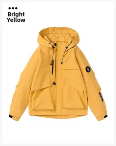 Dettaglio della giacca outdoor giallo brillante con zip impermeabili e toppa sulla manica