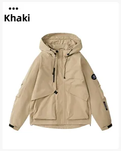Dettagli della giacca outdoor kaki con cappuccio regolabile e grandi tasche