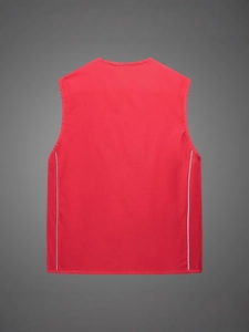 Vista posteriore del gilet sportivo rosso leggero con strisce riflettenti da pesca