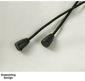 Dettaglio ravvicinato di una coulisse in nylon nero con terminale in plastica per giacche