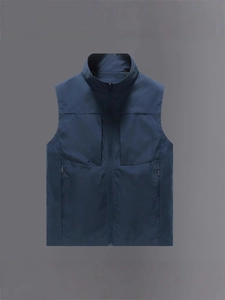 Dunkelblaue Outdoor-Weste für Herren mit Stehkragen und minimalistischen Reißverschlusstaschen