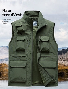 Dettaglio del gilet tattico verde militare con fodera in rete traspirante e tasche