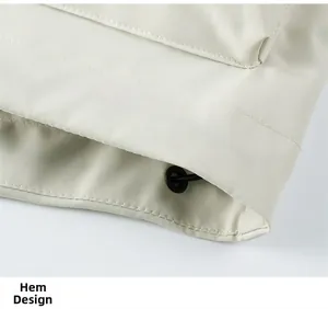 Dettaglio dell'orlo della giacca outdoor beige con coulisse regolabile nera e finiture
