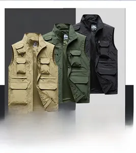 Dettaglio del gilet da pesca multitasche da uomo in colori kaki, verde militare e nero