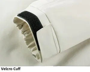 Dettaglio dei polsini regolabili con velcro sulla giacca a vento outdoor idrorepellente