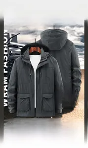 Detail der dunkelgrauen Kapuzenjacke mit winddichtem Stoff und funktionellen Cargotaschen
