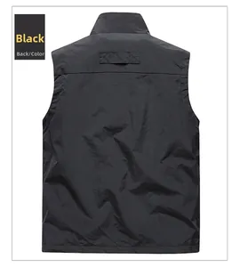 Dettaglio del retro di un gilet da pesca nero multitasche da uomo per outdoor