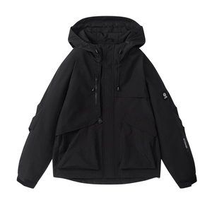 Giacca a vento outdoor nera da uomo con cappuccio, tasche con zip e ricamo OUTDOORS