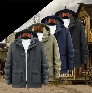 Makroansicht von vier Outdoor-Kapuzenjacken mit vielen Taschen in verschiedenen Farben