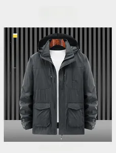Detail der dunkelgrauen Outdoor-Jacke für Herren mit Kapuze und Utilitiy-Taschen