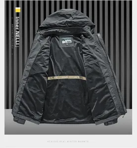 Detail der Outdoor-Jacke für Herren mit schwarzem Netzfutter und Outdoor-Webband