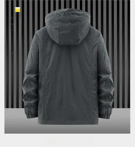 Detailansicht der Rückseite einer dunkelgrauen Outdoorjacke mit Kapuze und Gummibündchen