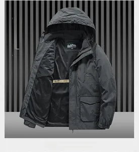 Detail der dunkelgrauen Outdoorjacke mit wasserfestem Reißverschluss und Netzfutter