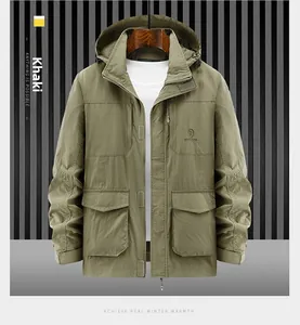 Detail der khakifarbenen Outdoor-Kapuzenjacke mit mehreren Cargotaschen und winddichtem Stoff