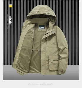 Detail der khakifarbenen Outdoor-Jacke mit Netzfutter und Outdoor-Stickerei