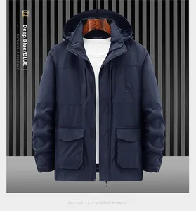 Detailansicht der dunkelblauen Outdoorjacke mit Kapuze und mehreren Pattentaschen