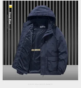 Detail der dunkelblauen Outdoor-Windjacke mit Pattentaschen und Klettverschlussbündchen