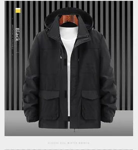 Detailansicht der winddichten Outdoor-Kapuzenjacke mit mehreren praktischen Cargotaschen