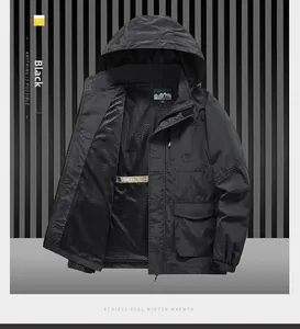 Details der schwarzen Outdoorjacke mit atmungsaktivem Netzfutter und Innenlogo-Print