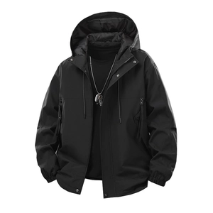 Veste à capuche noire pour hommes avec poches fonctionnelles et matière coupe-vent