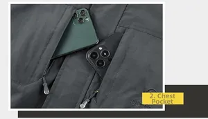 Detail der Outdoorjacke mit zwei Brustreißverschlusstaschen für zwei Smartphones
