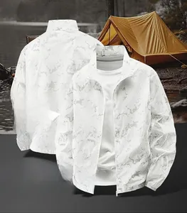 Détail de la veste de protection solaire gris clair à motif marbré et tissu respirant