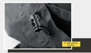Detail des verstellbaren Kordelzugsystems mit Kunststoffschnalle an Outdoor-Funktionsjacke