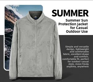 Détail macro d'une veste de protection solaire gris clair avec texture camouflage