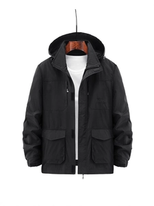 Schwarze Outdoor-Herrenjacke mit Kapuze, mehreren Taschen und Stickereidetails