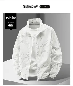 Détail d'une veste de protection solaire blanche pour hommes à motif marbré gris