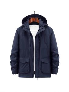 Herren Outdoor Kapuzenjacke in Dunkelblau mit vier großen Pattentaschen und Windschutz