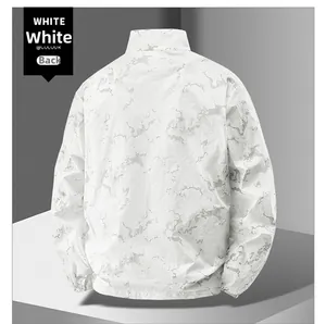 Détail du dos d'une veste blanche avec texture marbrée grise et tissu coupe-vent moderne