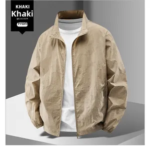 Détail de la veste outdoor kaki montrant la texture micro-ridée et le tissu respirant