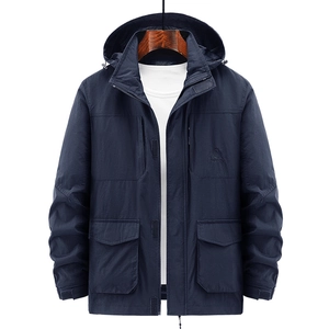 Giacca outdoor blu scuro con cappuccio, multitasche, collo alto e polsini regolabili