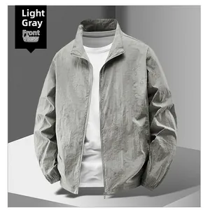 Détail de la veste légère grise pour homme avec poche zippée et poignets élastiques
