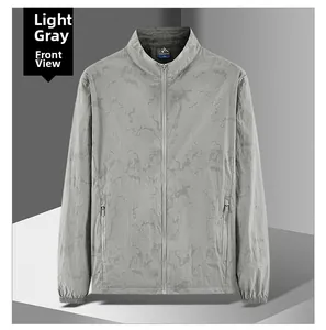 Vue de face d'une veste d'extérieur gris clair avec texture marbrée sur fond géométrique
