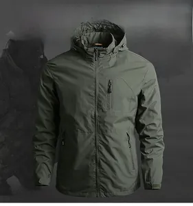 Détail de la veste coupe-vent vert armée montrant les poches et le col à capuche