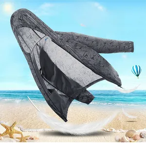 Détail de la veste solaire grise avec motif de feuilles tropicales et poignets élastiques