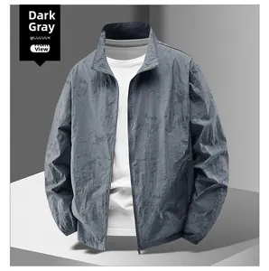 Détail de la veste de protection solaire gris foncé pour hommes avec fermeture éclair