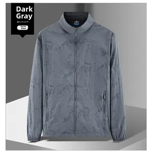 Détail du coupe-vent camouflage gris foncé avec fermeture éclair et poignets élastiques