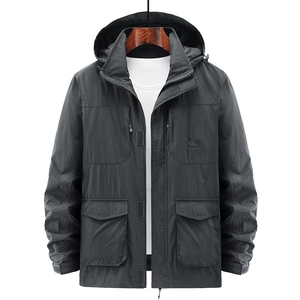 Giacca da uomo con cappuccio, multitasche e tessuto impermeabile in colore grigio antracite