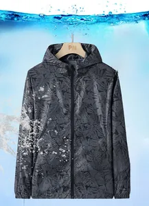 Détail de la veste de protection solaire imperméable gris foncé avec motif de feuilles et eau