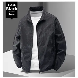 Détail de la veste outdoor noire avec tissu coupe-vent léger et texture micro-rides fine