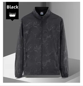 Détail d'une veste outdoor pour homme avec texture marbrée grise et poches zippées de qualité